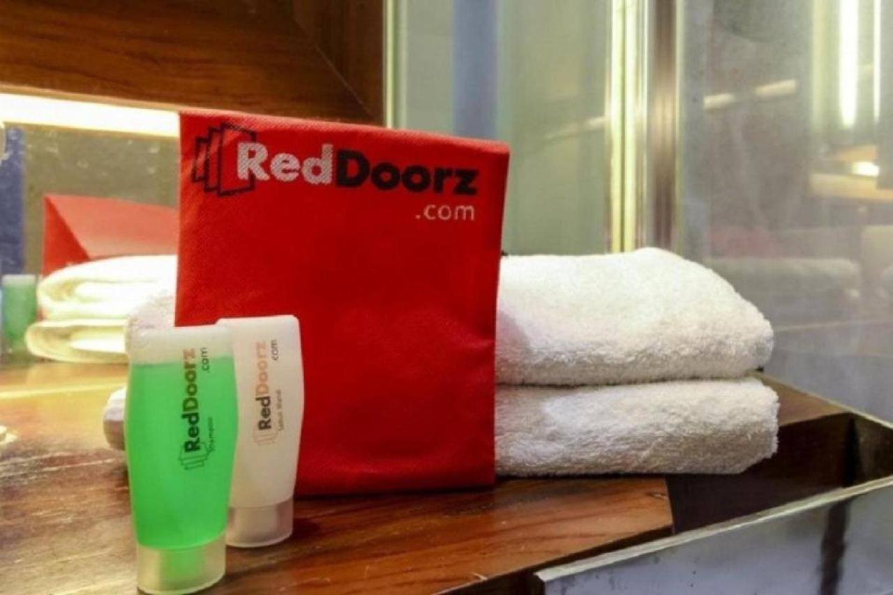 Reddoorz Plus @ Hertasning Area Makassar Kültér fotó