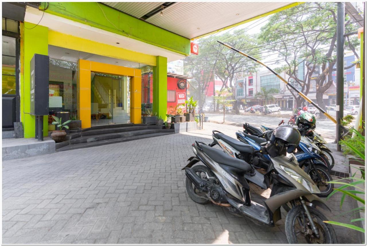 Reddoorz Plus @ Hertasning Area Makassar Kültér fotó
